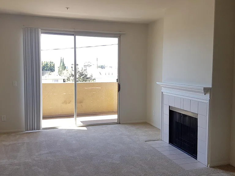 1581 S Barrington Ave — Photo 5