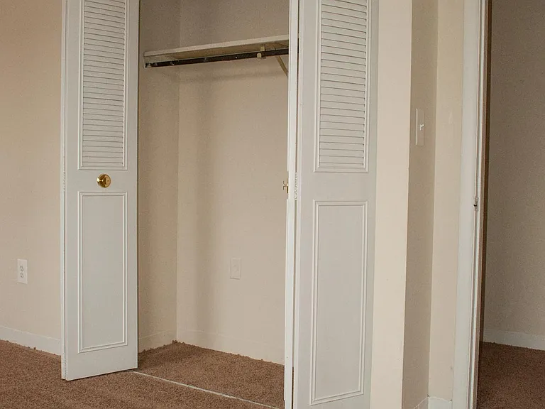 Virginia Arms Apartments — Photo 32