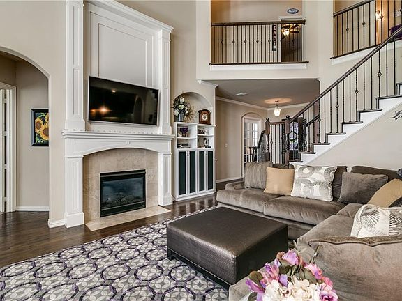 4th image of 562 Featherstone Dr