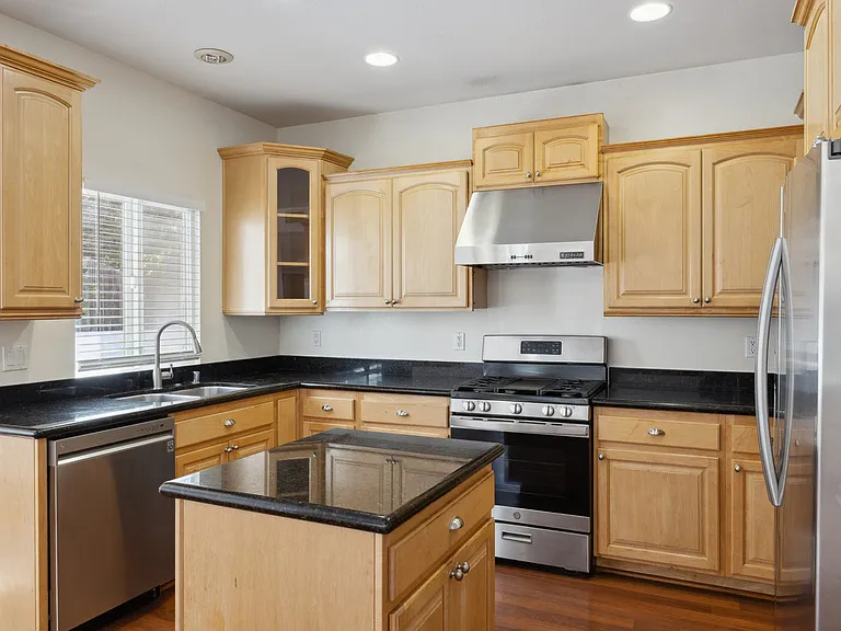 526 Houston Dr — Photo 9