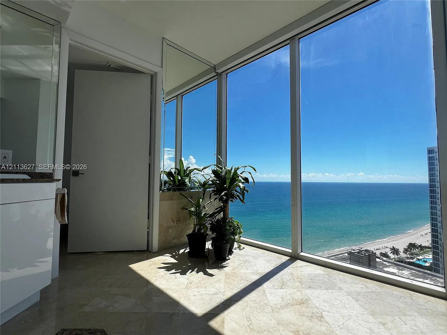 Ocean One Condo — Photo 3