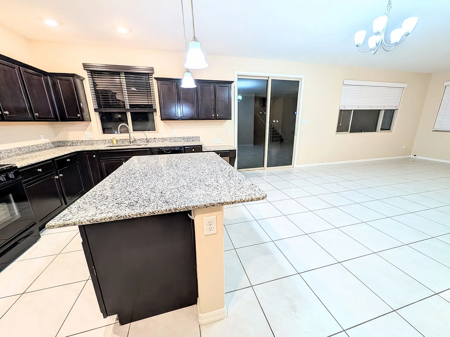 4 bed, 3.0 bath, 2311 sqft, $2,000 — Photo 4
