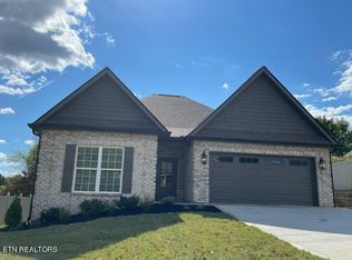631 Grassland Dr, Maryville, TN 37804