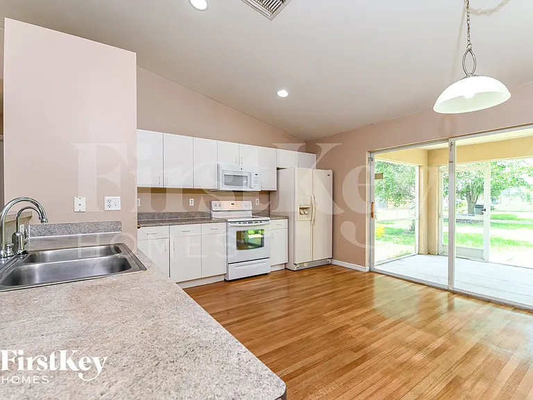 2108 NE 15th Pl — Photo 8