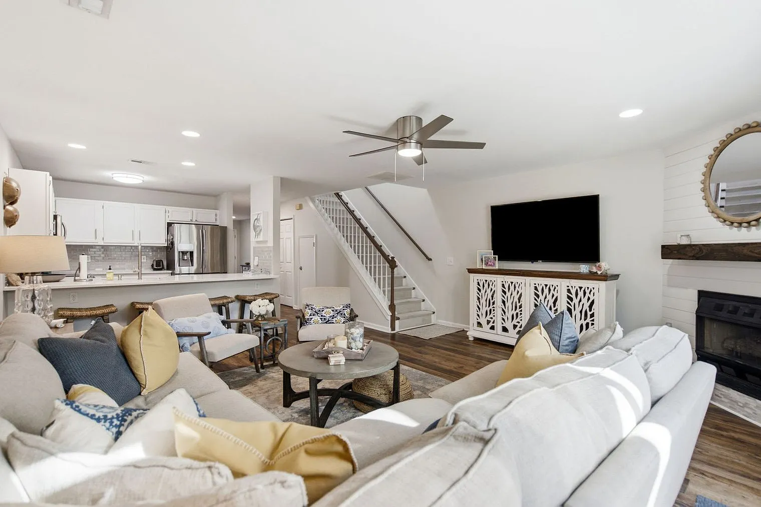 3 bed, 3.0 bath, 1700 sqft, $6,992 — Photo 4