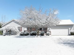 10790 Cedar River Estates Dr, Fowlerville, MI 48836