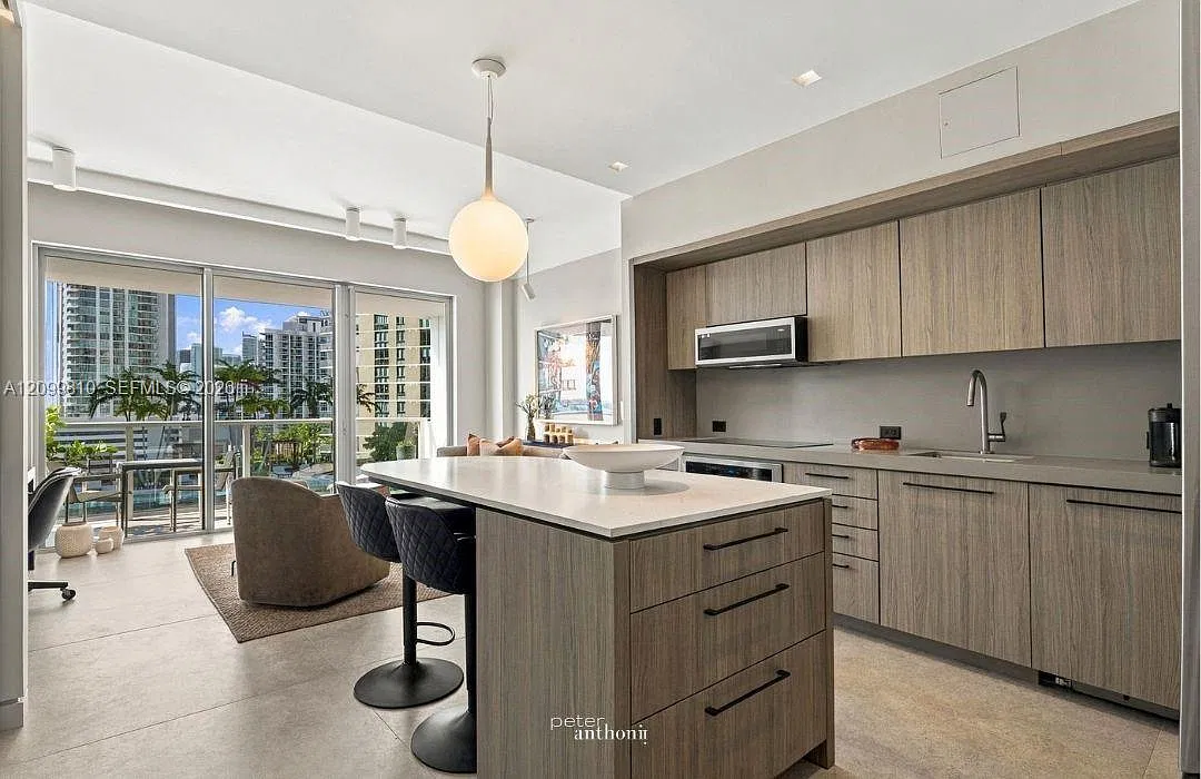 Bay Park Towers Condo — Photo 3