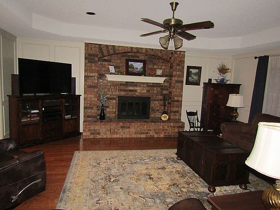 3rd image of 5020 Lake View Cir