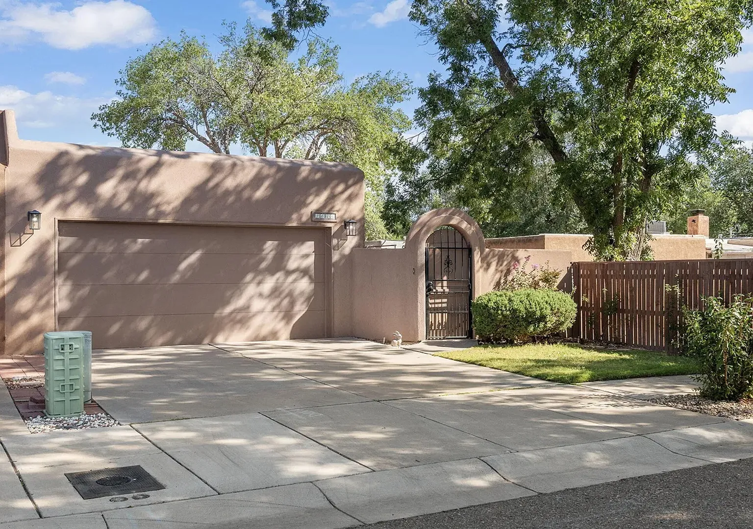 Pending Lease: Adorable Townhome, 2 Master Bedroom Suites To Patio Living — Photo 1