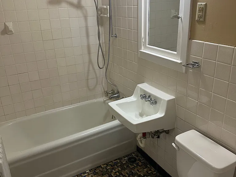320 Roberts St N #200 — Photo 8