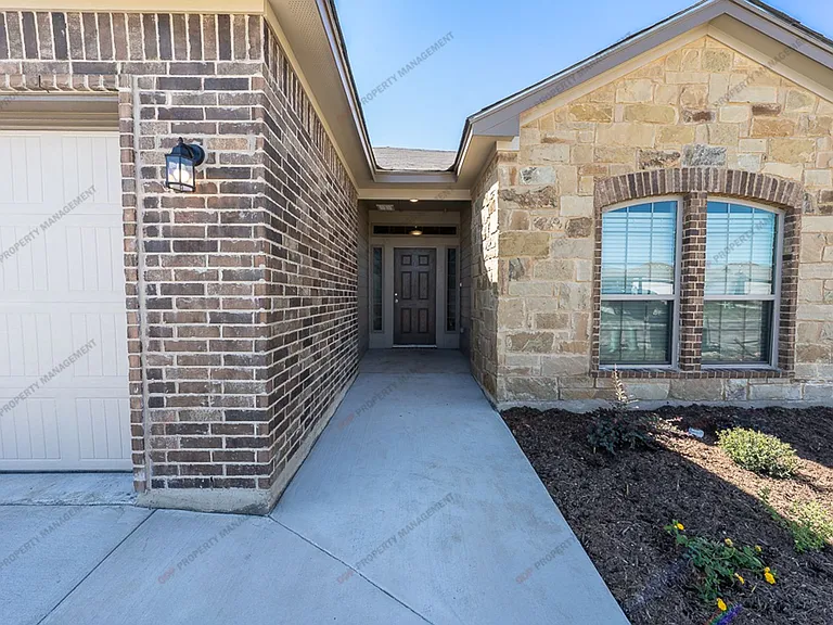 1242 Lakeway Crossing Dr — Photo 3