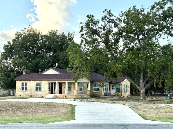 2046 W Kingsbury St, Seguin, TX 78155