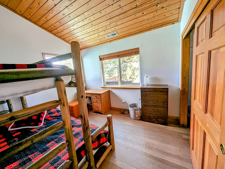 Kids room with bunk beds (queen/twin)