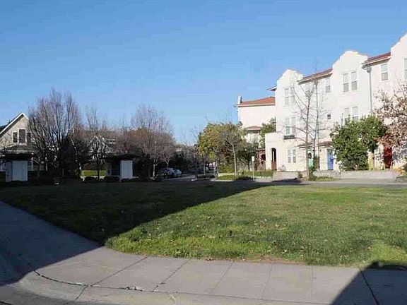 5th image of 2218 Hutchinson St