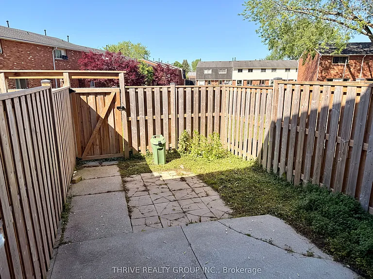 63 Toulon Cres — Photo 8