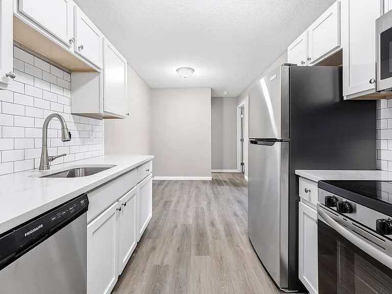 Walnut Woods Apartments — Photo 40
