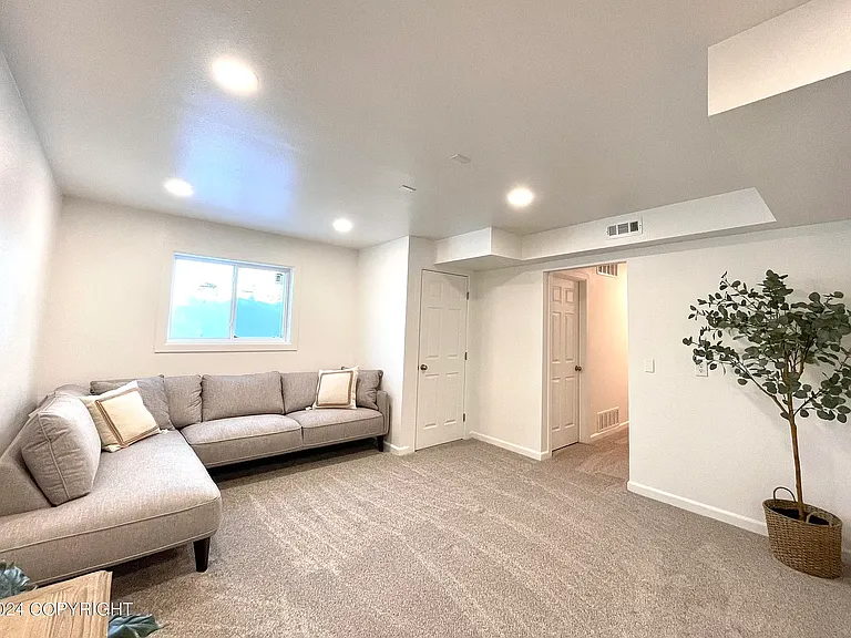 629 E Eklutna Ave — Photo 16