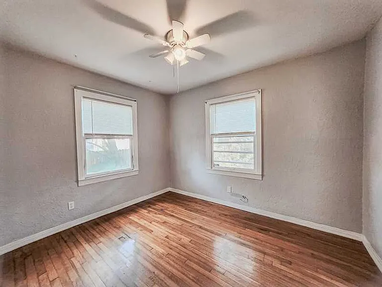 3241 Yale St N — Photo 8
