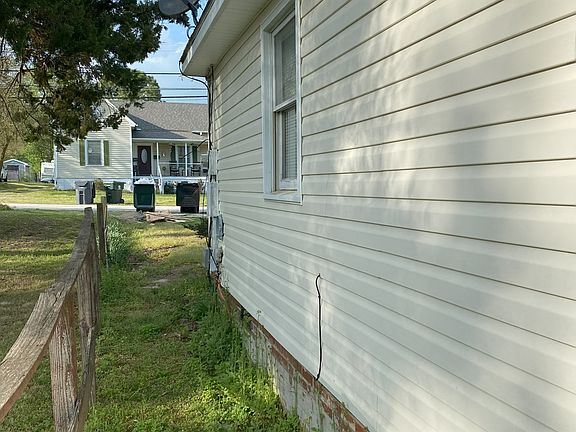 3rd image of 109 E I St