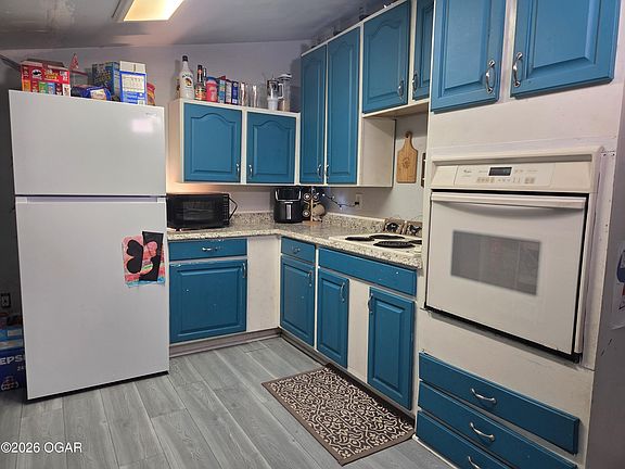 4th image of 210 E 23rd St
