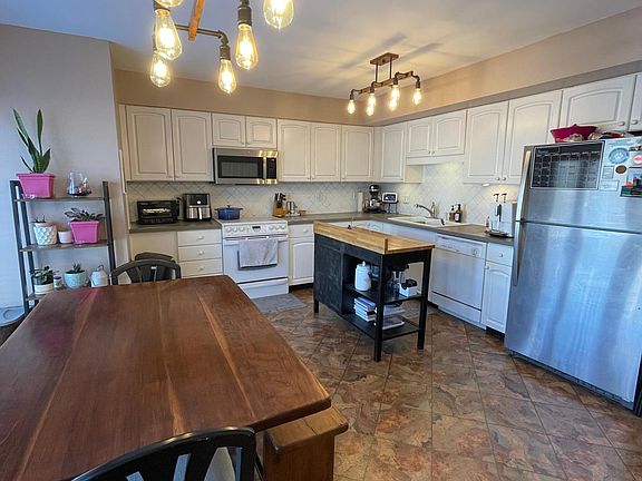 Eat in kitchen