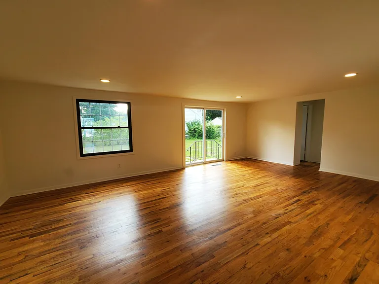 2722 Thompson Ave — Photo 8