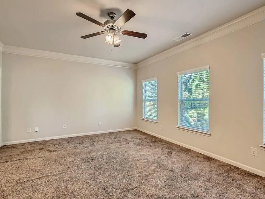 3 bed, 3.0 bath, 2012 sqft, $2,300 — Photo 4