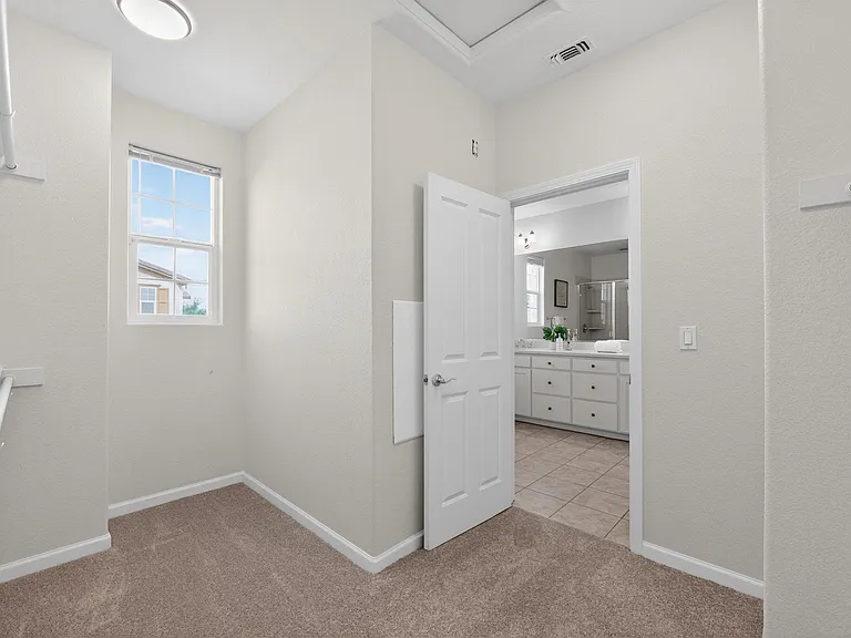 1005 S Fowler Ln — Photo 16