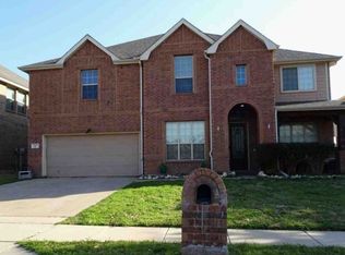 425 Crown Oaks Dr, Fort Worth, TX 76131