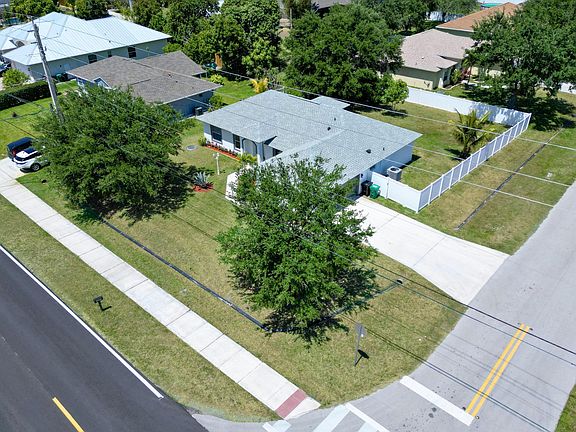 3rd image of 1201 SW Paar Drive