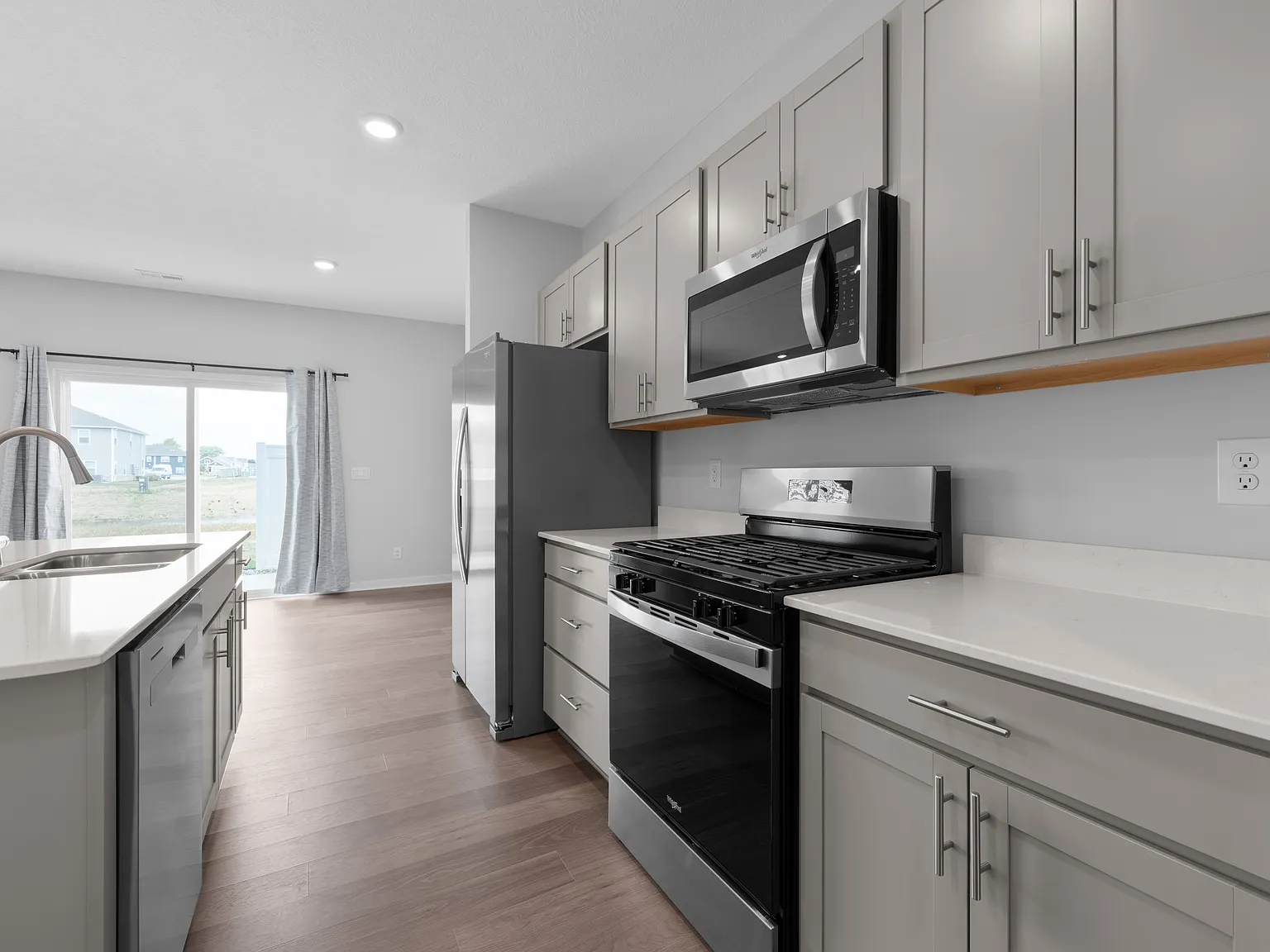 3 bed, 2.5 bath, 1635 sqft, $2,395 — Photo 3