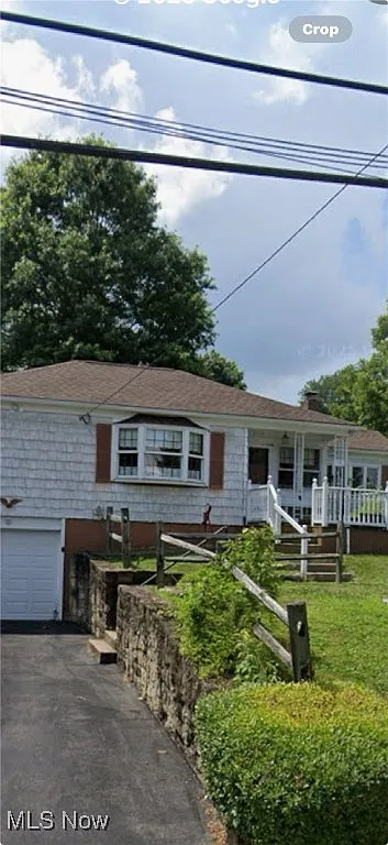 1215 Oakwood St photo 1