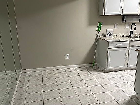 4th image of 215 Camelot Dr