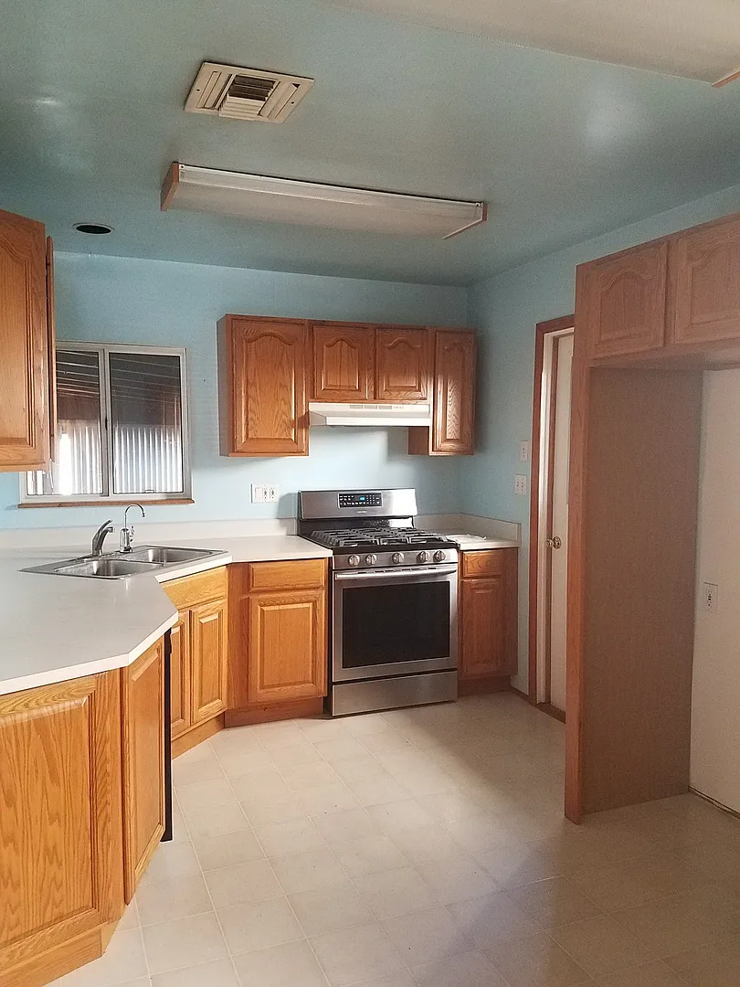 3+ Bed House Utilities Paid By Landlord — Photo 3