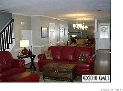 3rd image of 811 Jamestown Dr #2