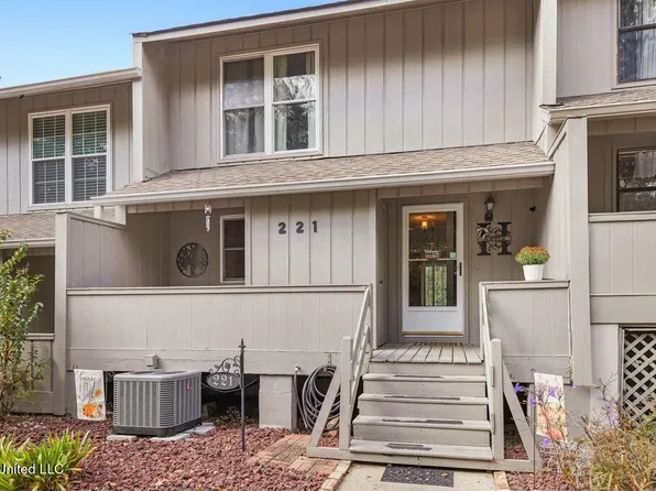 221 Highpoint Dr, Diamondhead, MS 39525