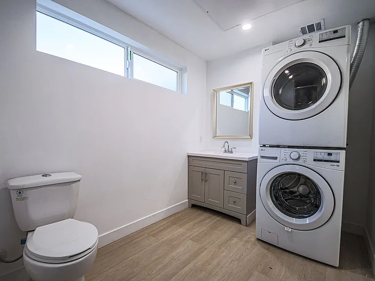 Luxury 2026 Townhomes with Massive Bedrooms + Decks with Views — Photo 15