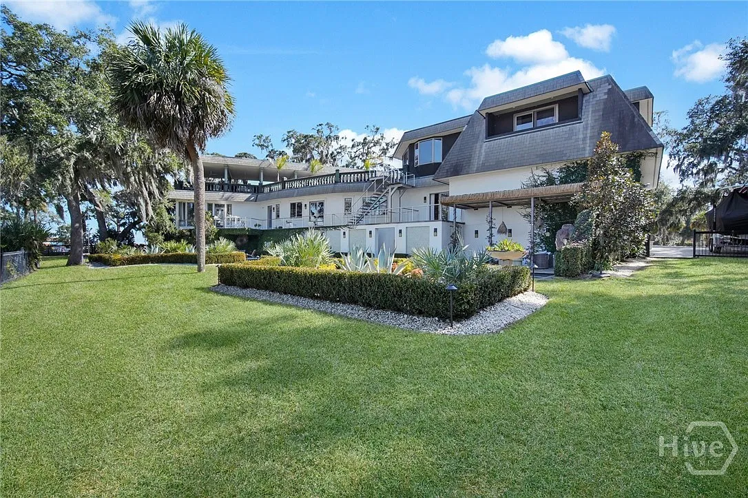 2 bed, 1.0 bath, 2000 sqft, $4,750 — Photo 3