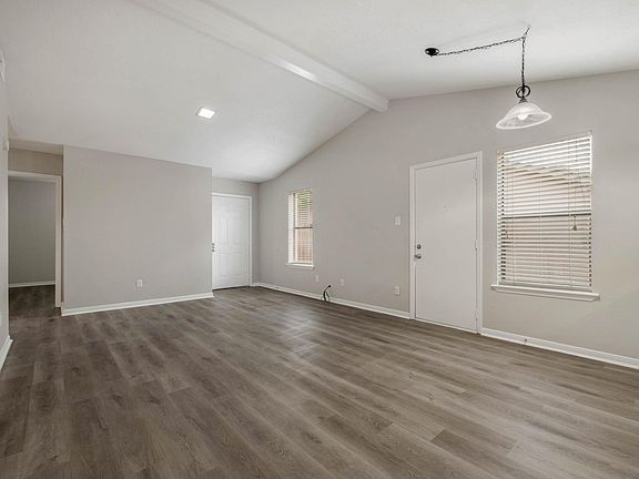 4th image of 2526 Hickory Dr