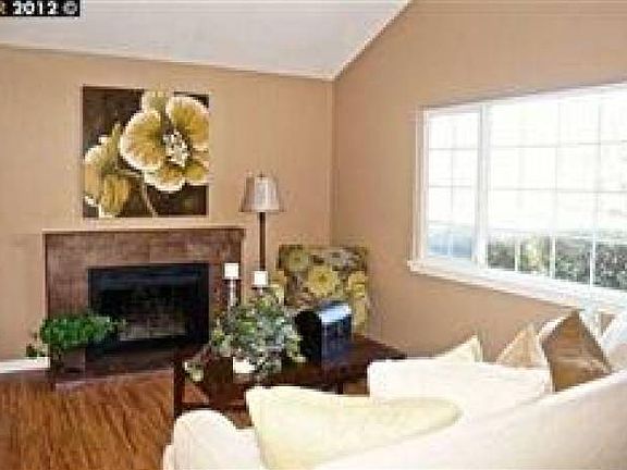 Livingroom with Fireplace