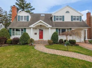 13 The Loch, Rockville Centre, NY 11570