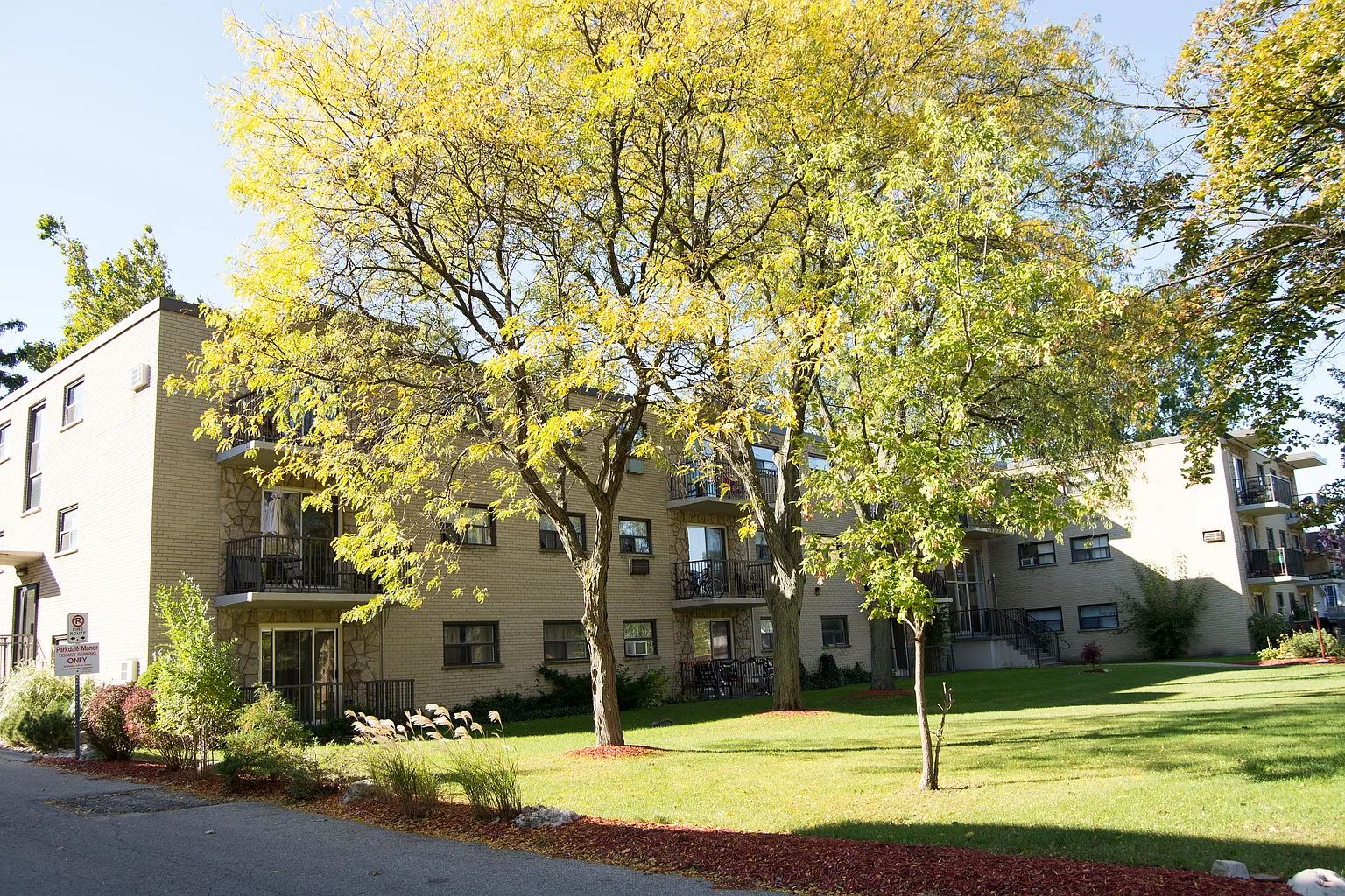 1065 Brenchley St photo 1