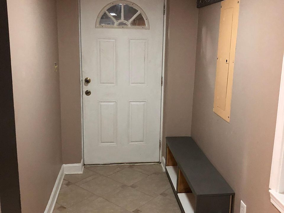 Entryway/ Hallway