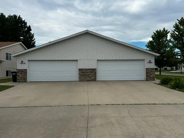 1010 Oak Pl, West Fargo, ND 58078