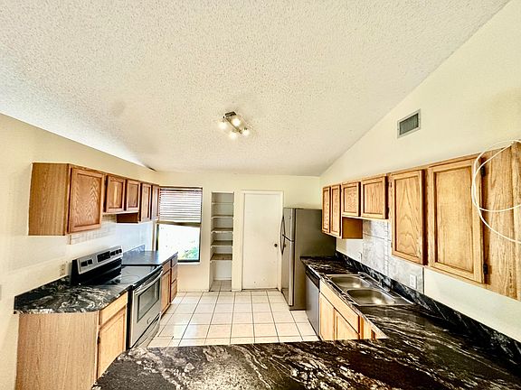 5th image of 1258 SW Cynthia Street