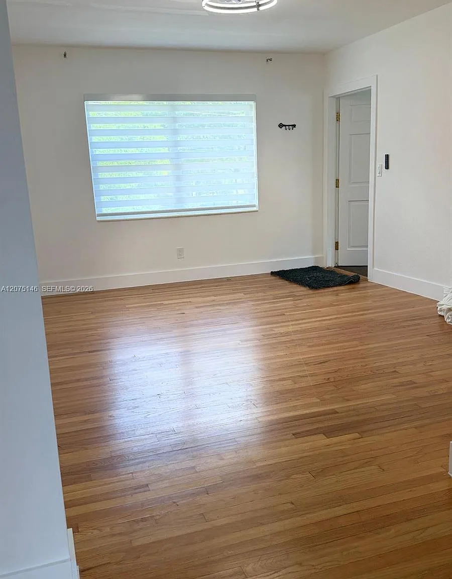 Shores Plaza East Condo — Photo 4