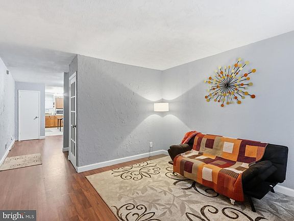 4th image of 2423 Lauretta Ave