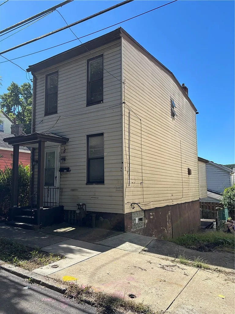 12 bed, 1124 sqft, $1,300 — Photo 1