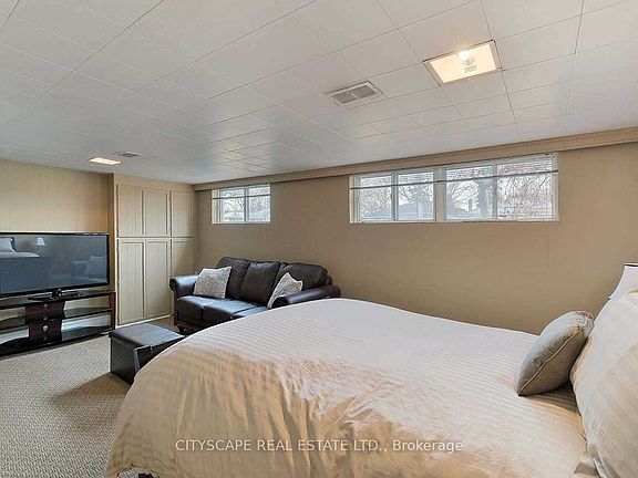 3rd image of 48 Stevenharris Dr #Basement