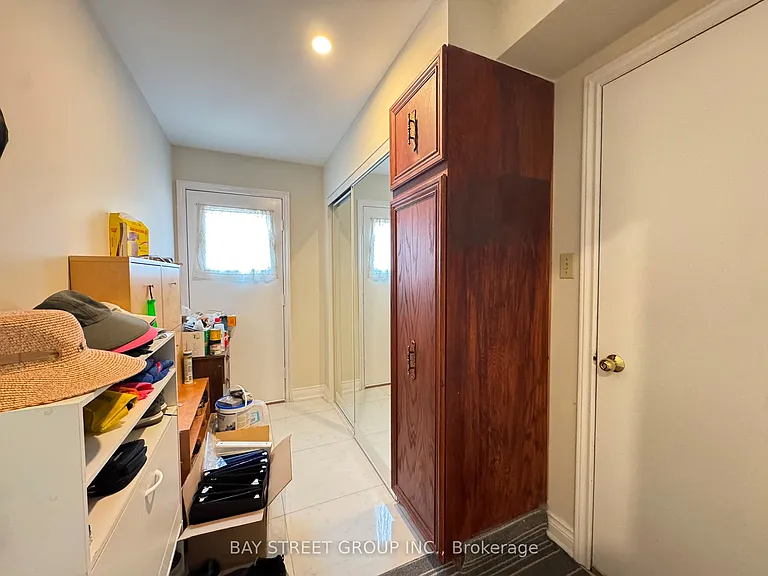 33 Northolt Cres — Photo 11